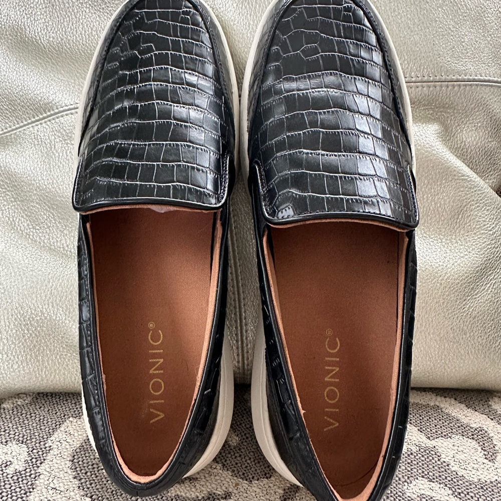 Vionic Womens Black Croc-Embossed Loafers